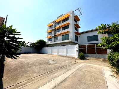 Factory for rent Bangkok : #HHR203 Warehouse / Factory for Rent (250 Sq. Wah) with 4-Storey Office Building 📍 Near BTS Punnawithi