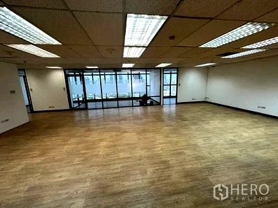 Office for rent Sukhumvit Road : For rent Office Space 135 sqm in Watthana, Bangkok BTS Ekkamai