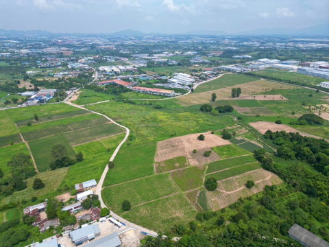 Land for sale in a prime location in Bueng, Si Racha, near the Saha Group Industrial Park; suitable for a housing development.