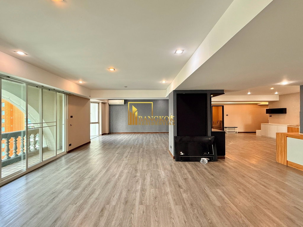 picture Royal Castle | Renovated 4 Bed Condo in Phrom Phong Area - BR18837CD - 4/50
