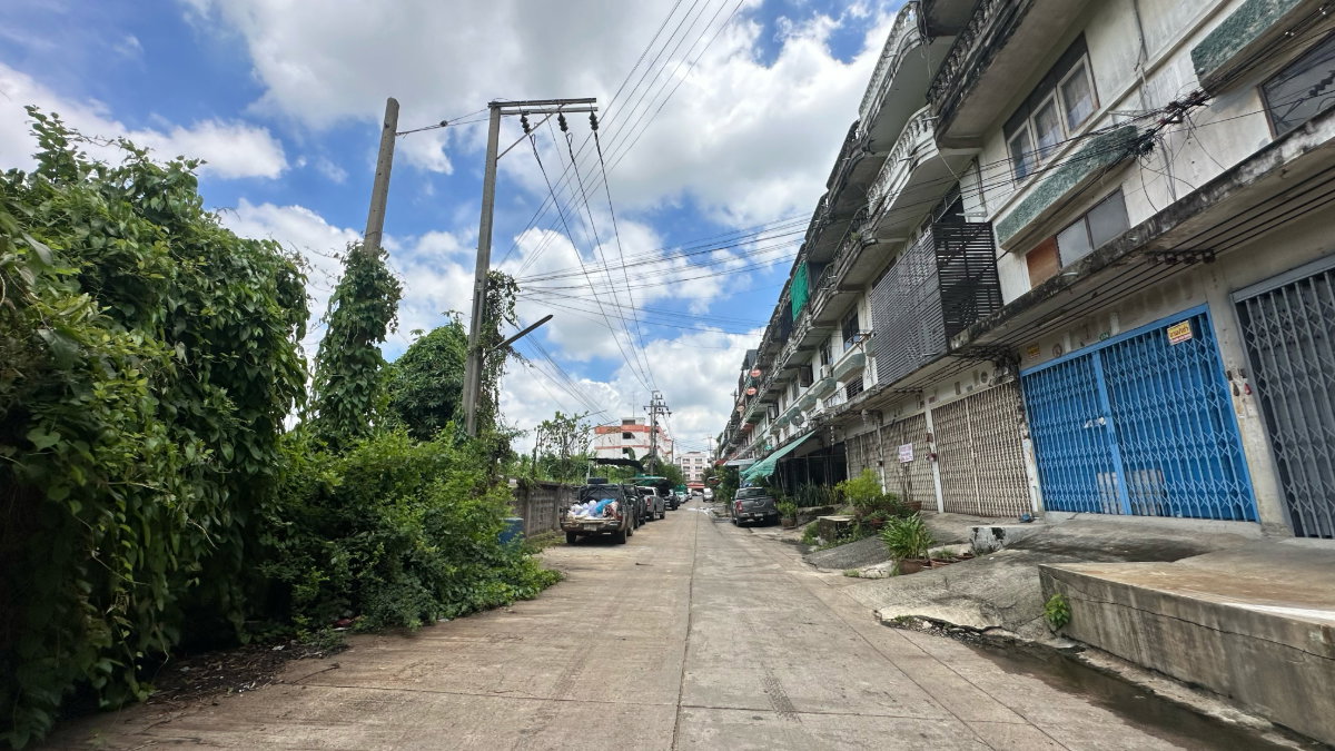 รูป ขายด่วนตามสภาพ! ตึกแถว 2 คูหาตีทะลุติดกัน 3.5 ชั้น (ทำเลพระราม 2 - สะแกงาม)  400 ตร.ม. ต่อเติมยาวเพิ่มข้างหลัง - รูปที่ 7/7