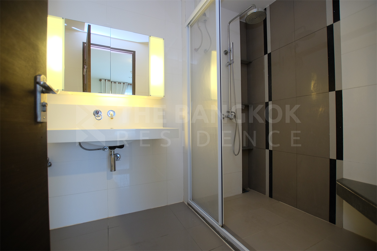 picture Location Near Employment, Surrounded by Lifestyles RHYTHM Ratchada near MRT Ratchadaphisek Station - 1/10
