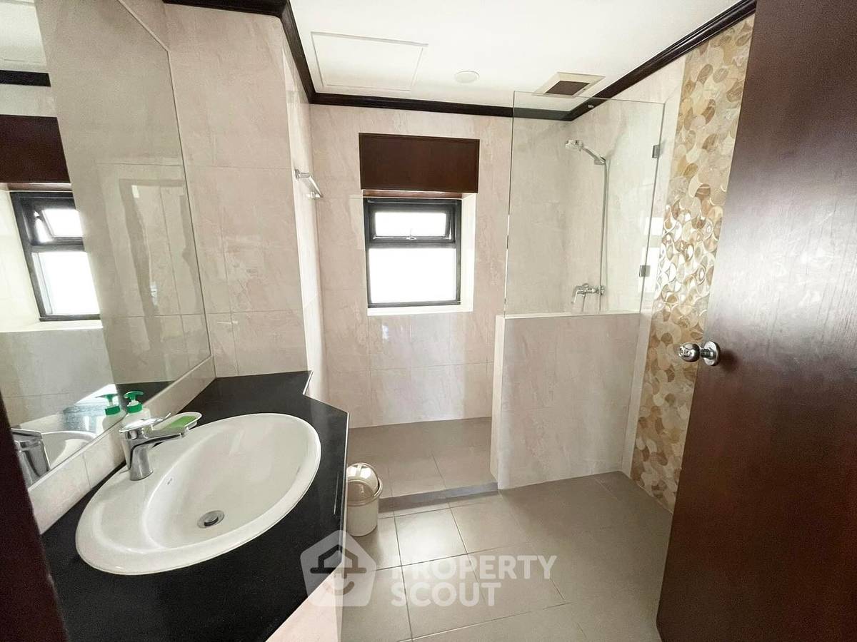 picture 2-BR Condo at Baan Piya Sathorn near MRT Si Lom (ID 1730537) - 7/9