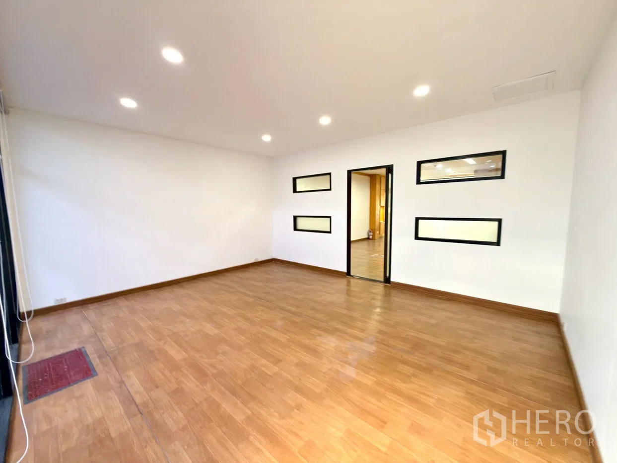 picture For rent Office Space 96 sqm in Khlong Tan Nuea, Watthana, Bangkok BTS Ekkamai - 10/11