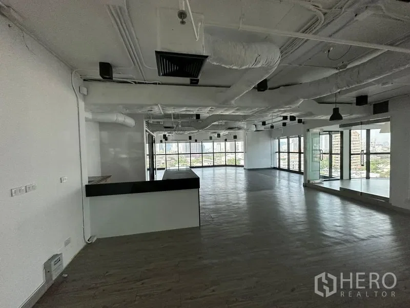 picture For rent Office Space 220 sqm in Watthana, Bangkok BTS Ekkamai - 1/6