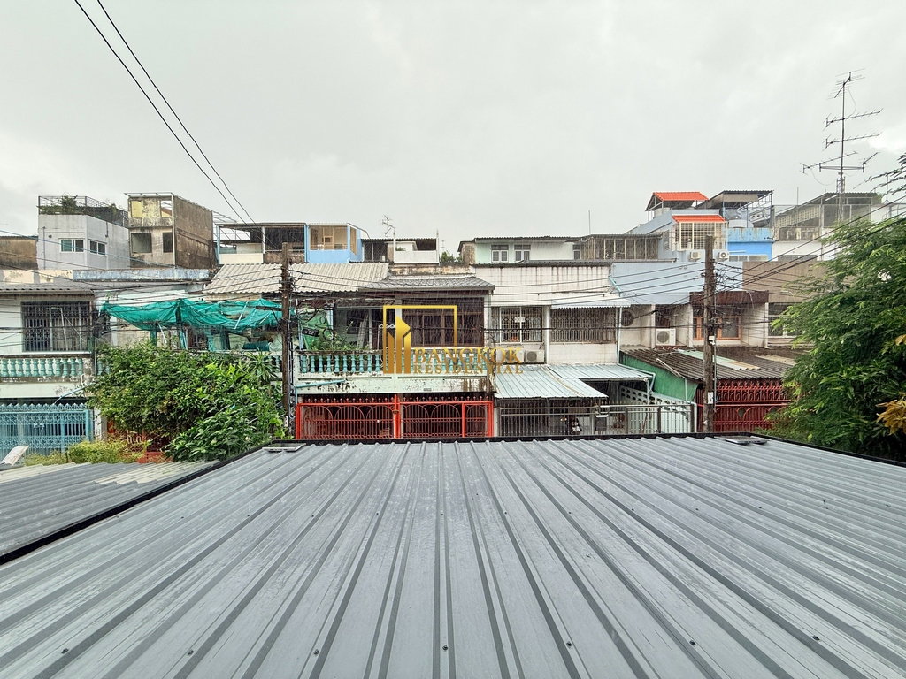 รูป Renovated 3 Bedroom Townhouse For Rent in Sathorn Area - BR49106TH - รูปที่ 23/26