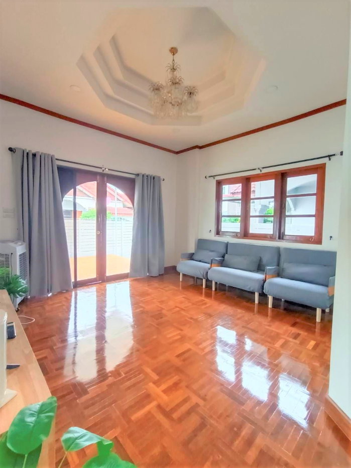 รูป บ้านเดี่ยวชั้นเดียวในหมู่บ้าน ทำเลท่าวังตาล สารภี เชียงใหม่ พร้อมเฟอร์นิเจอร์ ราคาเพียง 19,000 บาท/เดือน #A6-H0389 - รูปที่ 5/21