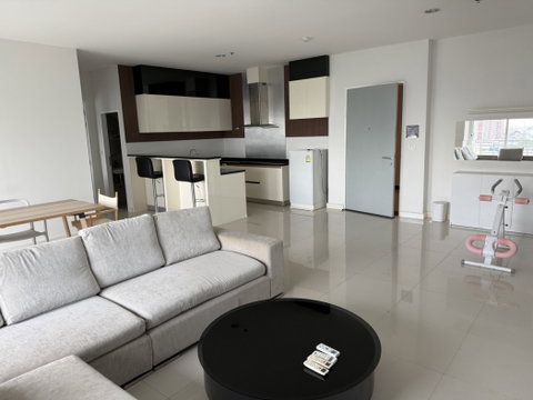 Luxury condo for rent, 3 bedrooms, fully furnished, The Fourwings Residence Srinakarin, near MRT Sri Kreetha, 134 sq m, 9th floor.