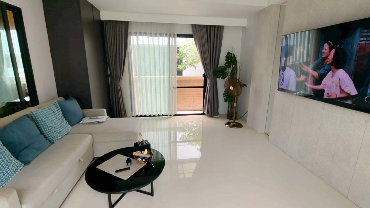 picture Luxury Corner House for Rent at Burasiri Pattanakarn 87 | 4 Beds 5 Baths - 3/42