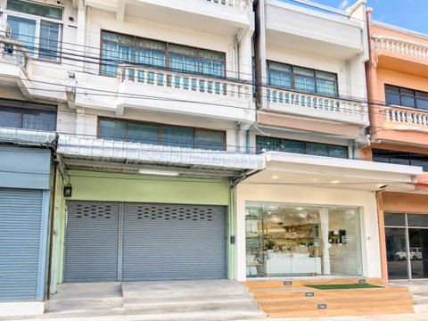 			3-story commercial building with a mezzanine featuring 3 bed and 2 bath on Bang Khae Road just 800m.          