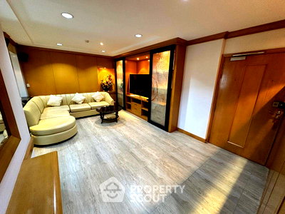 Condos for sale : 3-BR Condo at Siphaya River View Condominium near MRT Hua Lamphong (ID 3374602)
