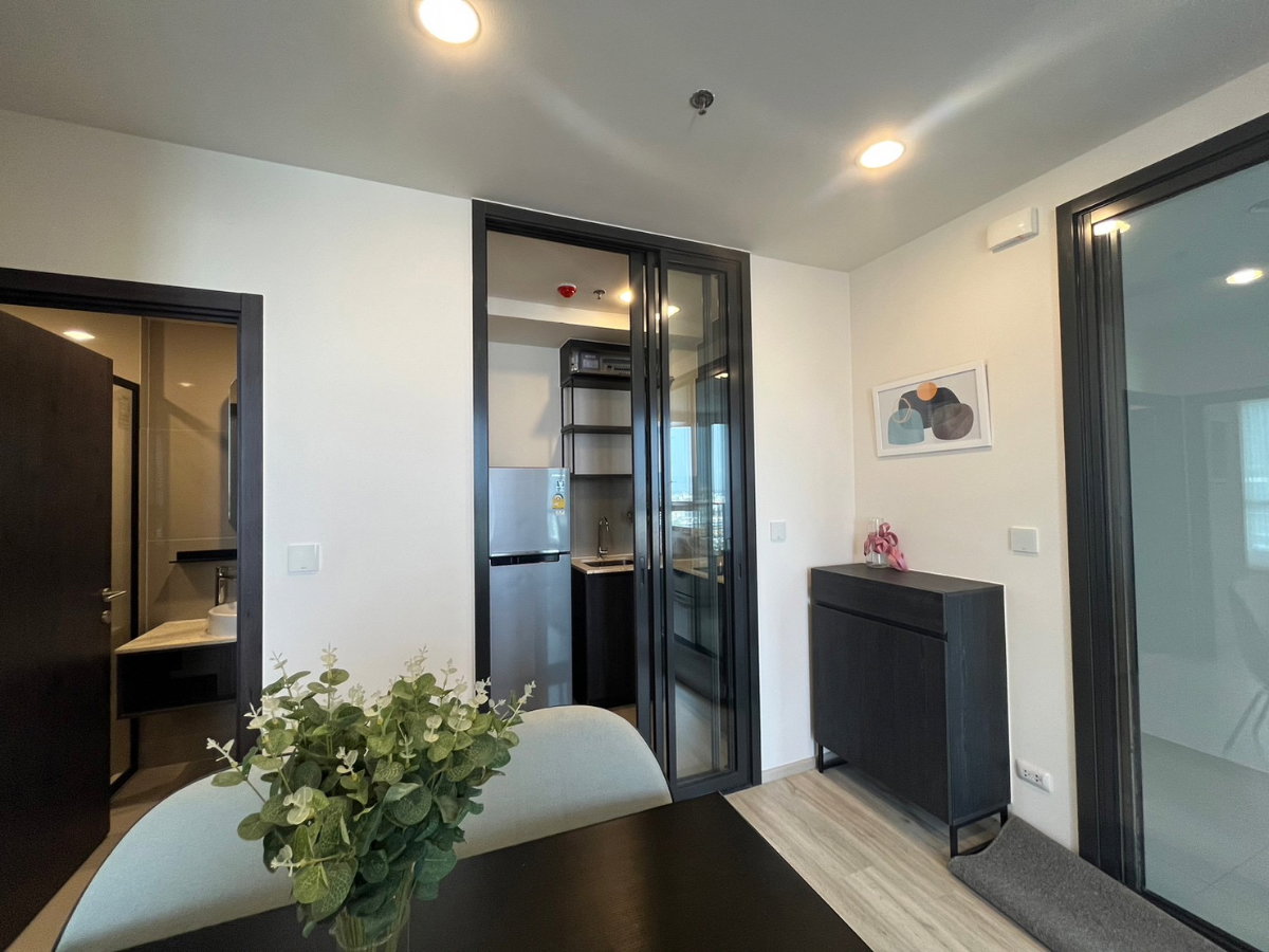 รูป For rent ✳️ XT Huai Khwang 2 Bedrooms, 2 Bathrooms, Living room, Kitchen, Corner room. 38,000฿ - รูปที่ 5/13