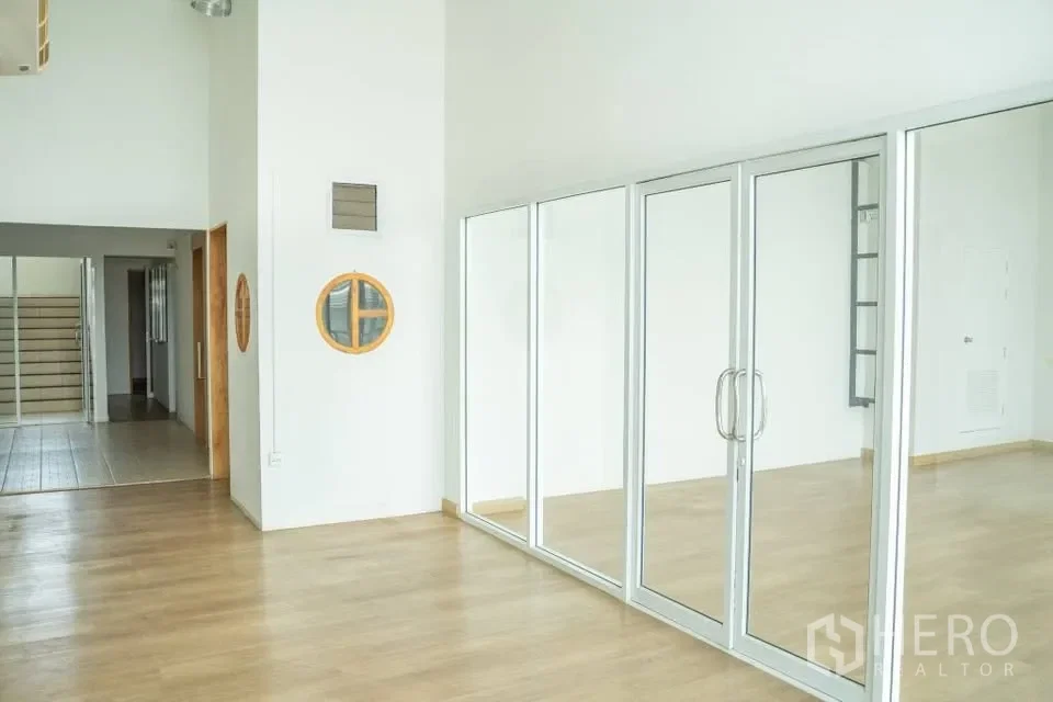 picture For rent Home Office 1200 sq.m. in Dokmai, Prawet, Bangkok - 10/24
