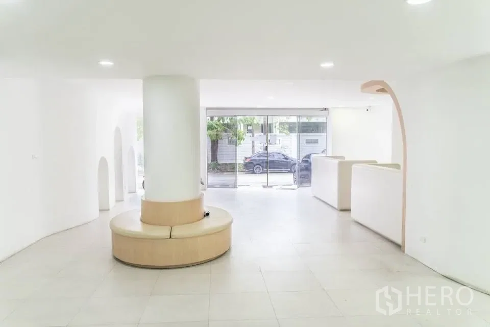 picture For rent Home Office 1200 sq.m. in Dokmai, Prawet, Bangkok - 3/24
