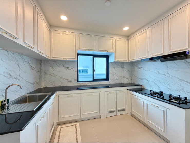 picture Large, luxurious rental house; fully furnished and equipped with appliances. - 28/50