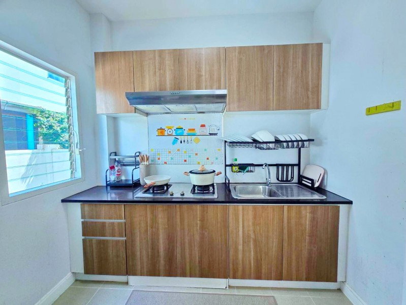 รูป 261005pptgnswa ให้เช่า บ้าน ศรีราชา บ่อวิน บ้านเดี่ยวหรู ฟังก์ชั่น 3 นอน 2 น้ำ140 ตร.ว. สนามกอล์ฟแหลมฉบัง บูรพากอล์ฟ คลับ 300ม. ใกล้กับ - รูปที่ 2/8