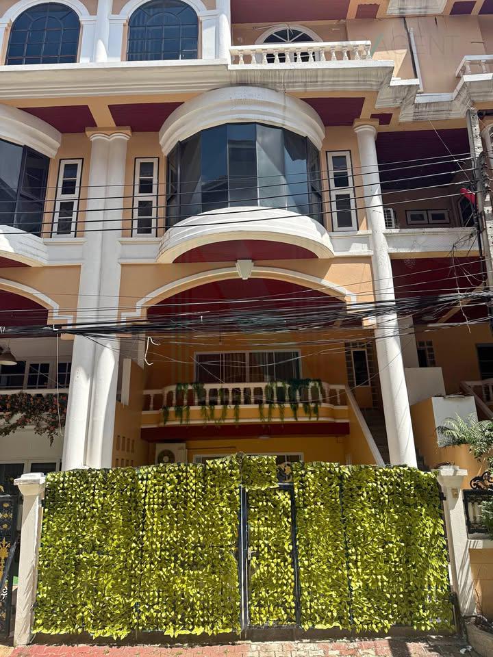 ให้เช่าทาวน์โฮม 5 ห้องนอน 400 ตร.ม. 30 ตร.ว. ทองหล่อคลาสสิคโฮม