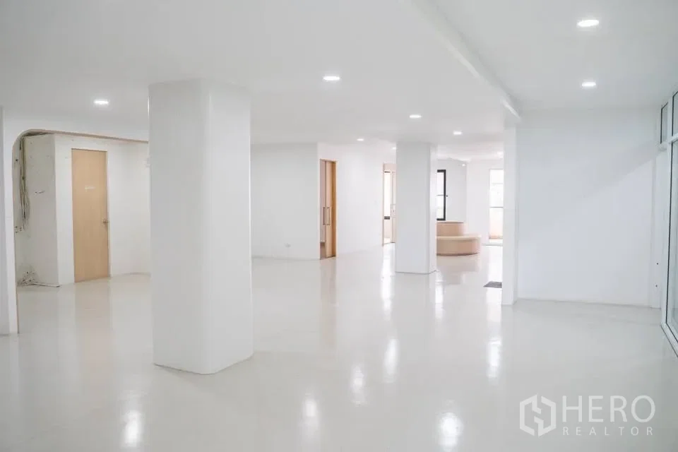 picture For rent Home Office 1200 sq.m. in Dokmai, Prawet, Bangkok - 2/24