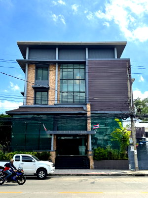 สำนักงาน กรุงเทพมหานคร : 🏢✨ ขายอาคารสำนักงาน 3.5 ชั้น พร้อมลิฟต์ | เลียบทางด่วน - รามอินทรา