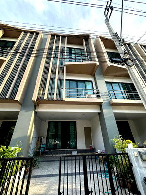 Townhouses for sale Rom Klao Road :  sale : Wayra biznet 4-story townhome near the airport, expressway, and Lat Krabang BTS station.