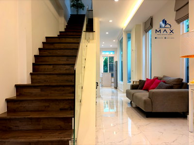 Townhouses for rent Big C Extra Rama 4 : 🔥 Home for rent in Thonglor Soi 19 | 3 bed | 4 bath 180 sq.m. 90,000 THB /mo. Fully furnished and ready to move in. ✨ Call +66 62 242 3154