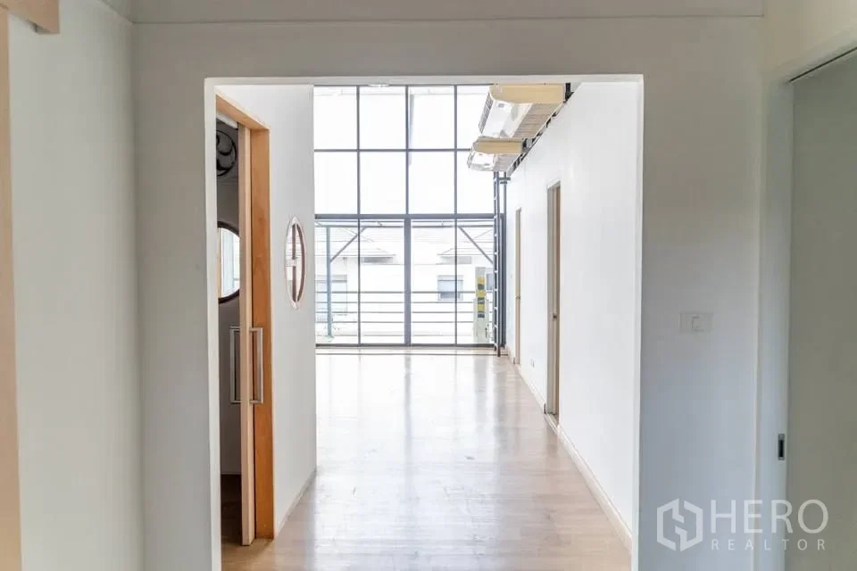 picture For rent Home Office 1200 sq.m. in Dokmai, Prawet, Bangkok - 9/24