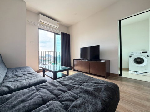🌸 Ready-to-move-in unit at Supalai Loft Prachathipok-Wongwian Yai. Corner unit, includes washing machine.