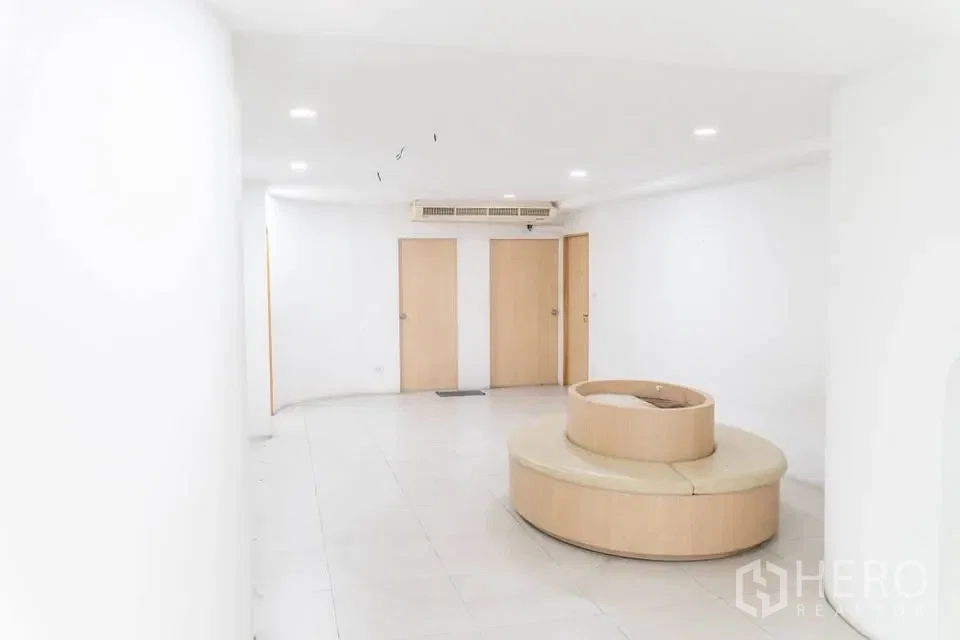 picture For rent Home Office 1200 sq.m. in Dokmai, Prawet, Bangkok - 6/24