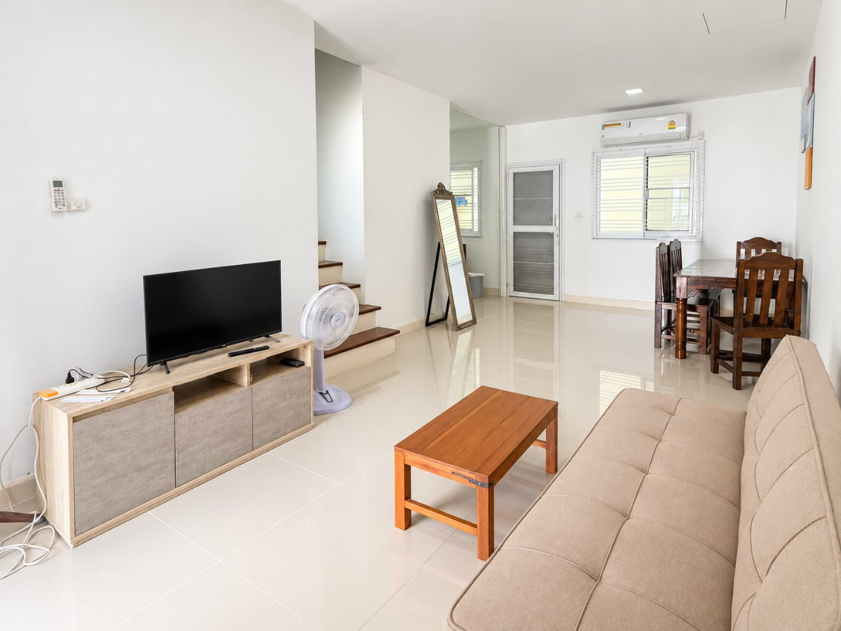 รูป 🏡 บ้านให้เช่า ทาวน์โฮม 2 ชั้น พร้อมเฟอร์นิเจอร์ ในโครงการคุณภาพ ใกล้สนามบินเชียงใหม่ โซนแม่เหียะ ทำเลดี เดินทางสะดวก - รูปที่ 2/10