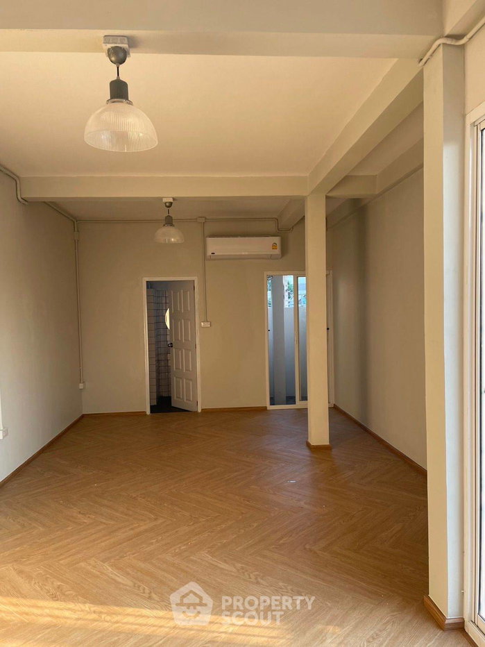 รูป บ้านกว้าง 3 ห้องนอน 320 ตร.ม. ห้วยขวาง MRT สุทธิสาร (ID 3375080) - รูปที่ 6/8