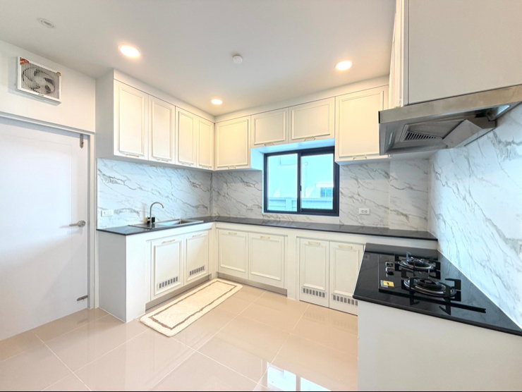 picture Large, luxurious rental house; fully furnished and equipped with appliances. - 27/50