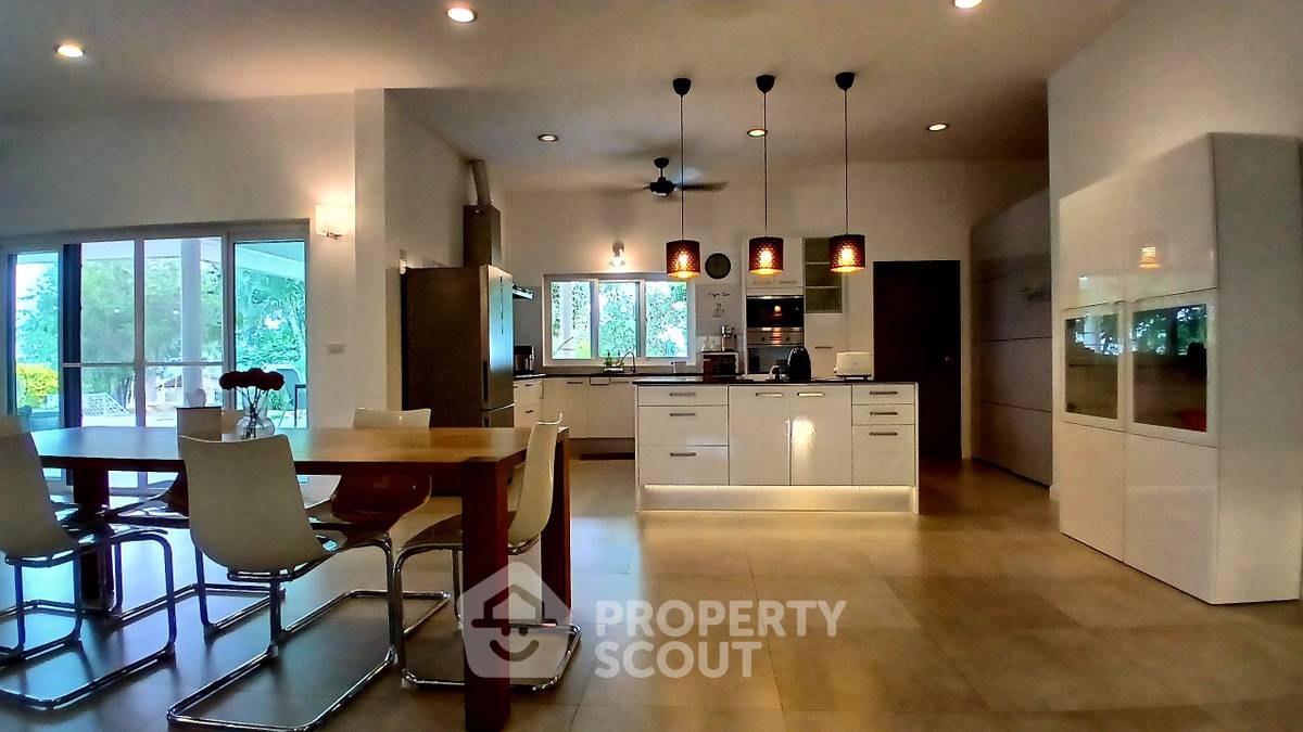 picture Pet-Friendly 4-BR Villa, 240 Sqm, Wang Phong, Pran Buri (ID 3373604) - 32/50