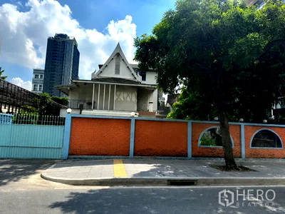 Houses for rent Srinakharinwirot University Prasanmit Campus : For rent 5 Bedroom Detached House in Khlong Tan Nuea, Watthana, Bangkok BTS Thonglor