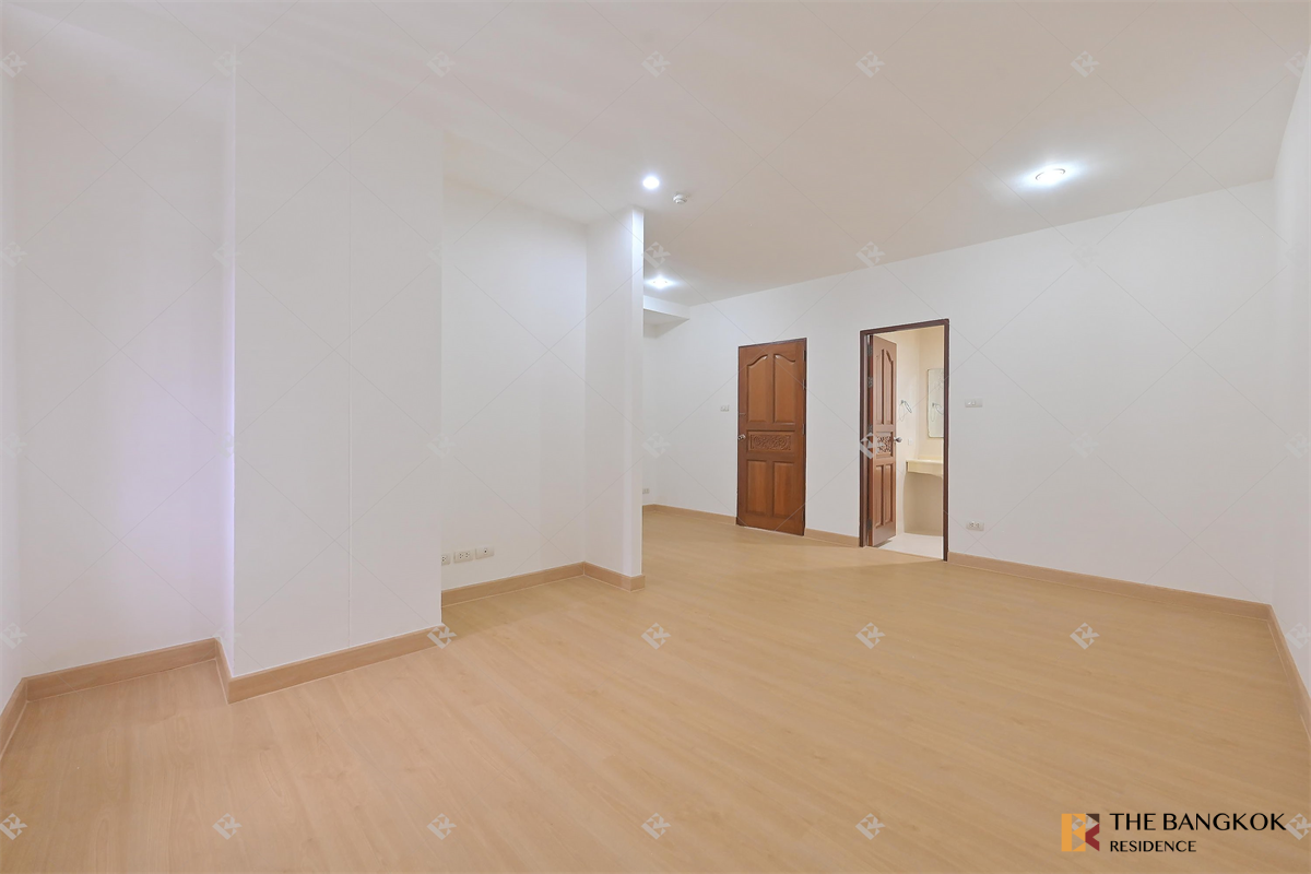 picture Baan Klang Krung Resort (Ratchada 7) Hurry, big discount is ending! - 4/10