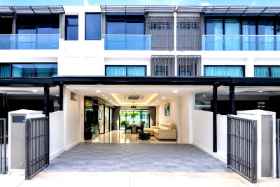 เช่าทาวน์โฮม รร.แย้มจาดวิชชานุสรณ์  : สุคนธสวัสดิ์ 21-29 ทาวน์โฮม 3 ชั้นย่านเอกมัย-รามอินทรา 3 นอน 4 น้ำ 172ตร.ม.ตกแต่งบิ้วอินพร้อมเฟอร์ฯ ใกล้ตลาดสุคนธสวัสดิ์ 900ม.