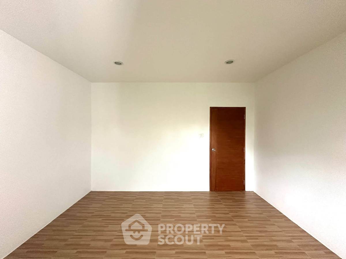 picture 4-BR Townhouse, Three-Storey On Nut 66, Suan Luang (ID 3364371) - 5/16