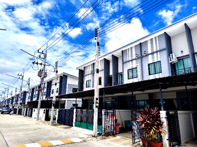 ทาวน์โฮม ชลบุรี : ขายทาวน์เฮ้าส์บางละมุง พัทยา ตะเคียนเตี้ย The Next Village พร้อมอยู่ ฟรีโอน