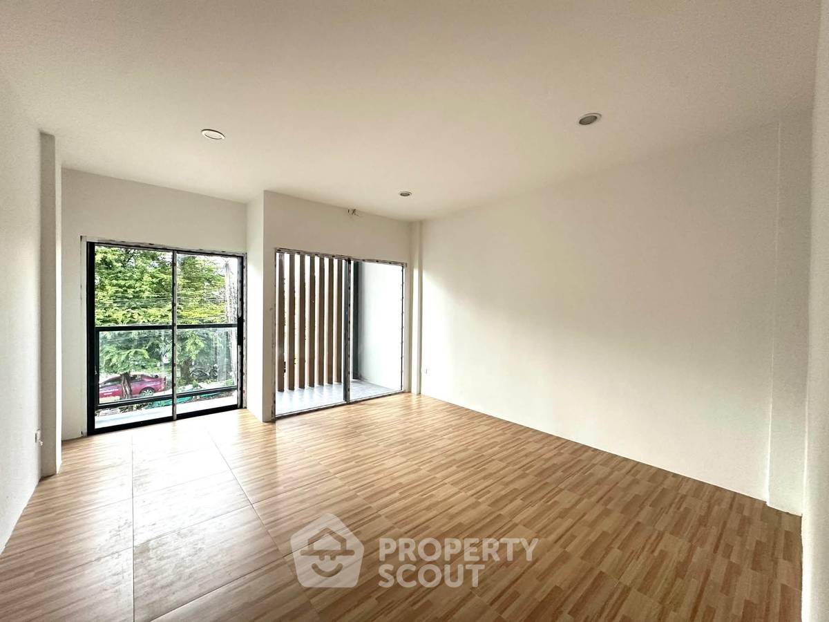 picture 4-BR Townhouse, Three-Storey On Nut 66, Suan Luang (ID 3364371) - 4/16