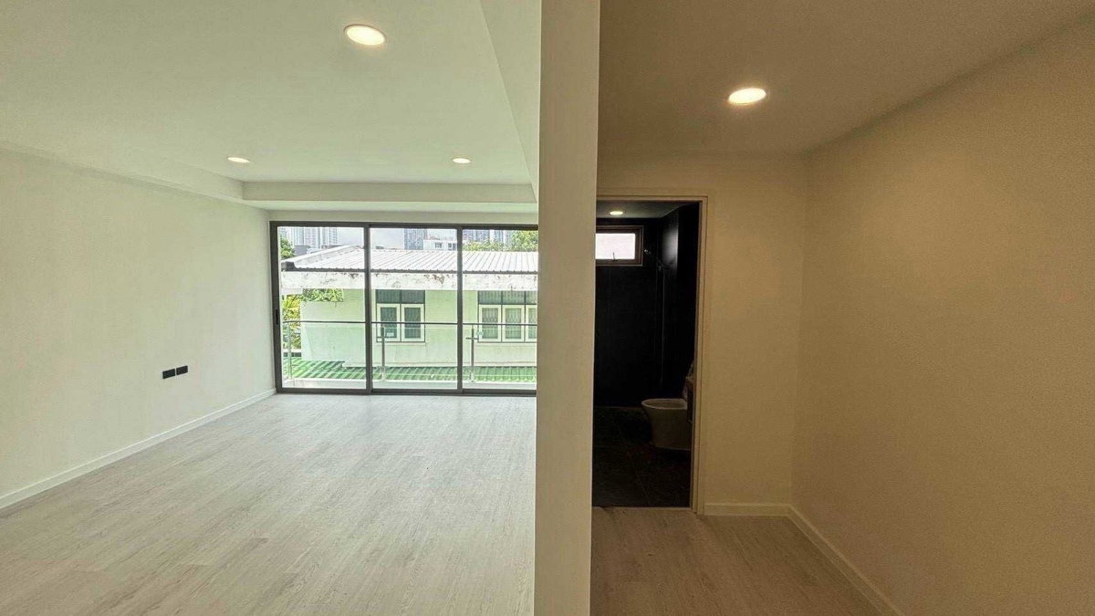 รูป ขายด่วน ทาวน์โฮมรีโนเวทใหม่ลาดพร้าว1 เพียง 15.9 ล้าน - รูปที่ 6/8