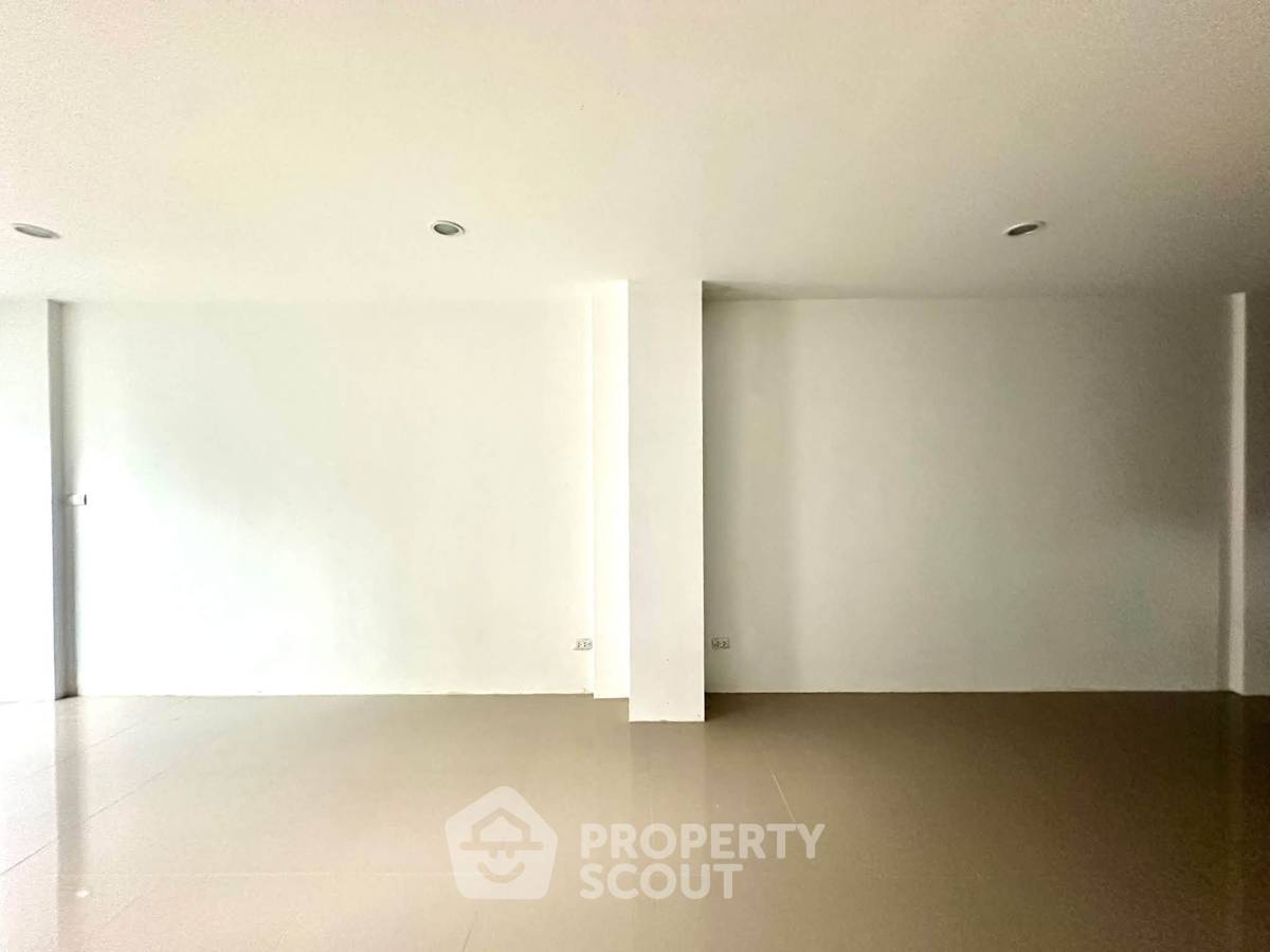 picture 4-BR Townhouse, Three-Storey On Nut 66, Suan Luang (ID 3364371) - 10/16