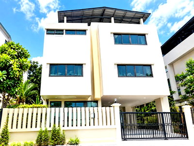 Houses for rent Nonthaburi : 			Adjacent to Central Chaengwattana-Panyapiwat. 4 story house 4-5bed 70 sq.wa Rent 31,999 Baht/month.          