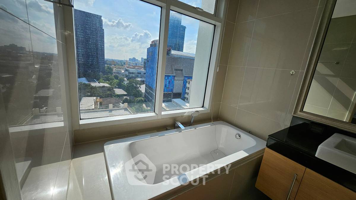 picture 2-BR Condo at Fullerton Sukhumvit near BTS Ekkamai (ID 2262904) - 24/32