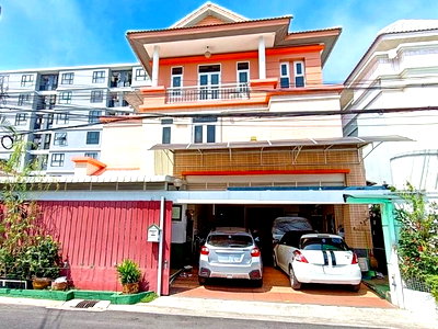 Houses for rent Bangkok : HuaiKhwang 4bed MRT Sutthisan 1.3km Luxury 3-story detached house for  rent in the Sutthisan-          