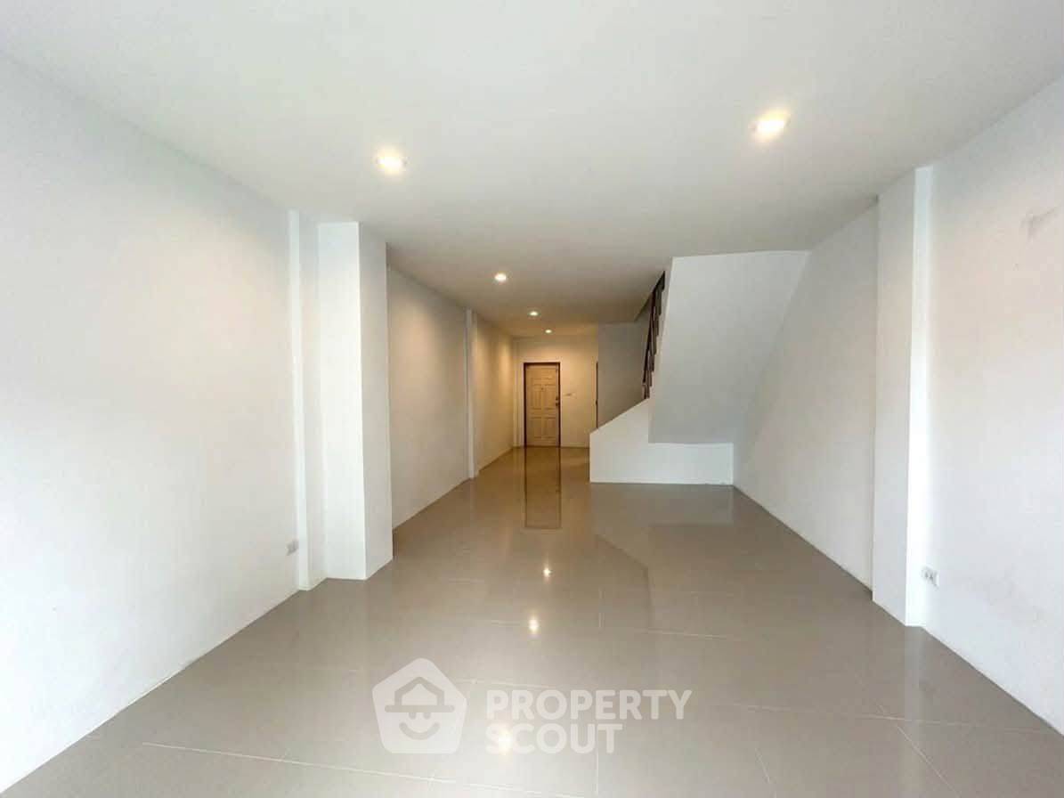 picture 4-BR Townhouse, Three-Storey On Nut 66, Suan Luang (ID 3364371) - 2/16