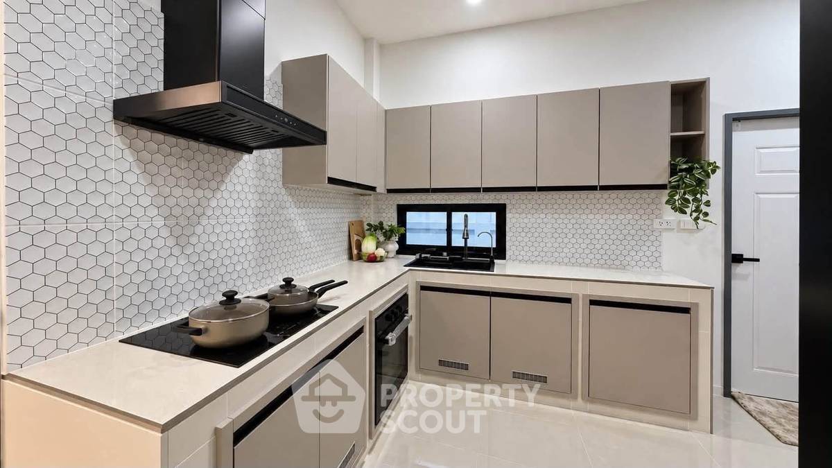 รูป บ้าน 3 ห้องนอน ขนาด 200 ตารางเมตร สำหรับขายใน Areeya Villa พัทยา (ID 3377808) - รูปที่ 8/24