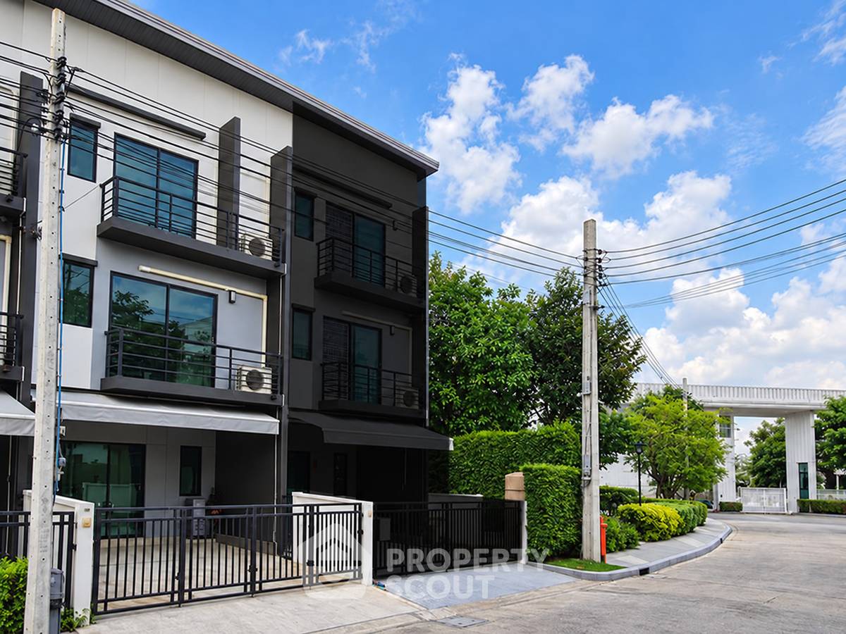 picture 3-BR Townhouse near MRT Bang Rak Yai (ID 3377605) - 1/7