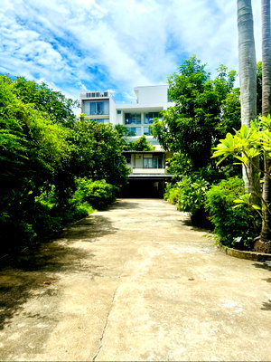 Houses for sale Watthana : URGENT SALE! 1-Rai Prime Land with Existing Structure on Soi Ekkamai 22 | Near Samitivej Sukhumvit Hospital | Prime Bangkok Location
