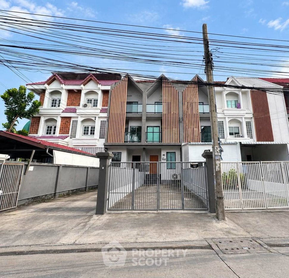 picture 4-BR Townhouse, Three-Storey On Nut 66, Suan Luang (ID 3364371) - 1/16