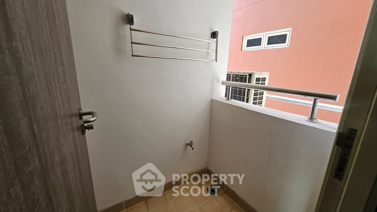picture 2-BR Condo at Fullerton Sukhumvit near BTS Ekkamai (ID 2262904) - 23/32