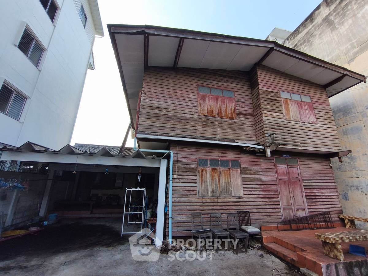 picture 4-Bedroom House 20m From MRT Tha Phra, Bangkok Yai (ID 3373431) - 1/8
